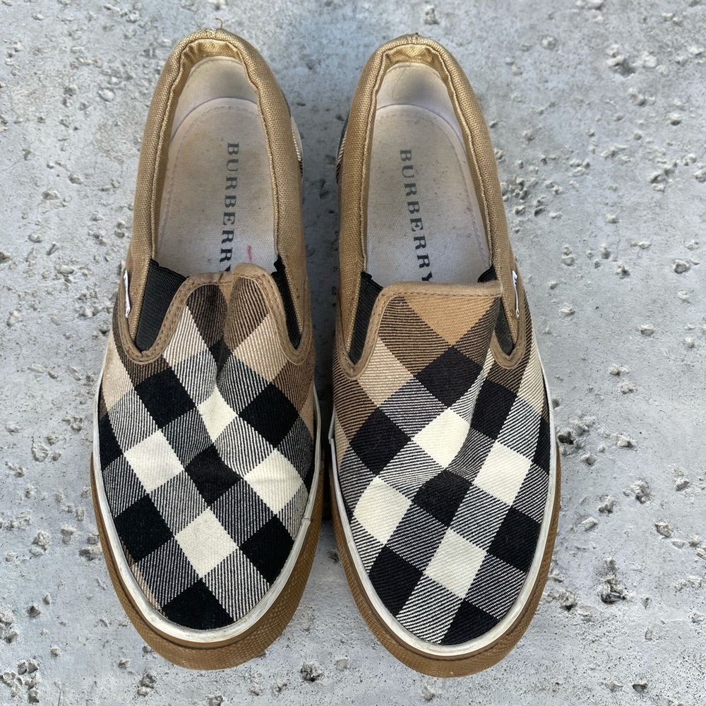 💯 Burberry sneakers flats size 6.5